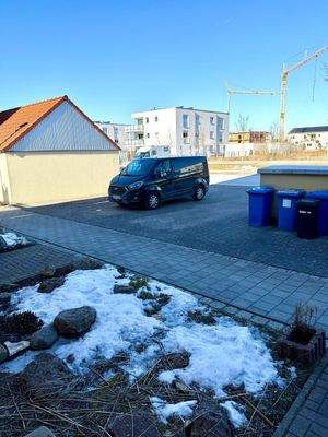 langer PKW-Stellplatz vor der Haustür