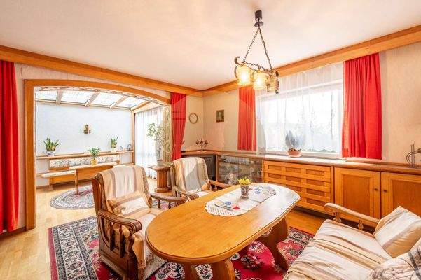 Neuweier-Dalbergstraße-Drohnenaufnahme-1haus-baden-baden-neuweier-wolf-immobilien-wohnzimmer