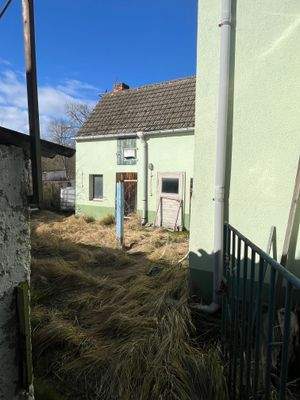 Hausansicht mit Blick auf Nebengebäude hinten.JPG