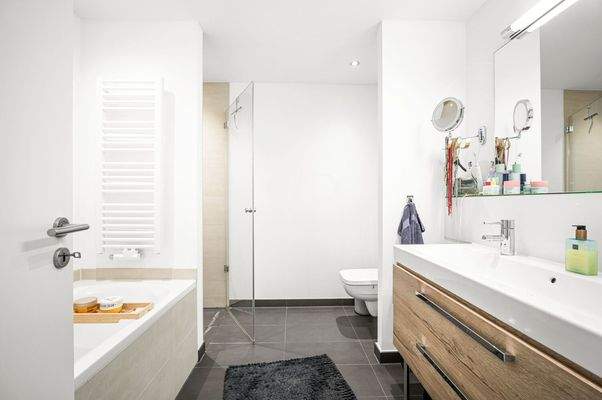 zeitloses Hauptbadezimmer mit Wanne und Dusche