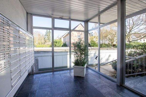 Eingang mit Briefkastenanlage