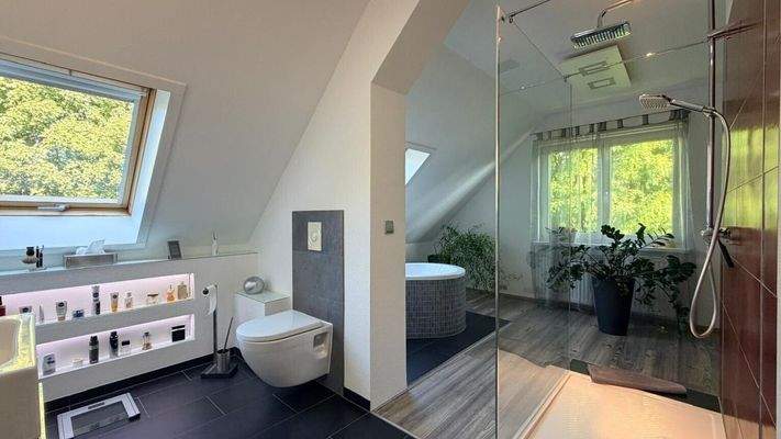 Das Badezimmer im OG