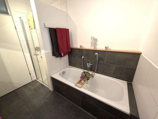 ...Dusche und Badewanne