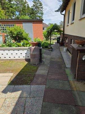 Gemüsebeet und Zugang zur Doppelgarage 