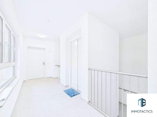 Aufzug und Zugang zur Wohnung