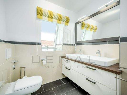 Modernes Tageslichtbad mit ebenerdiger Dusche