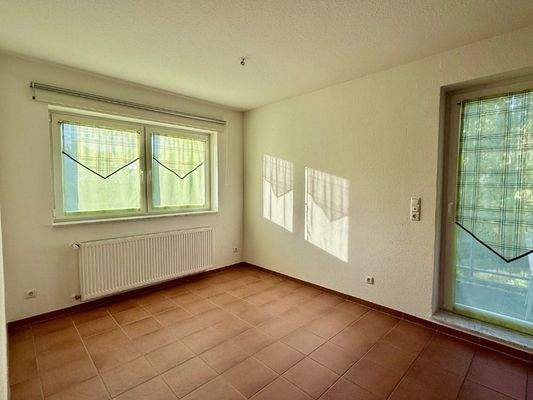 Wohnbereich und Balkonzugang