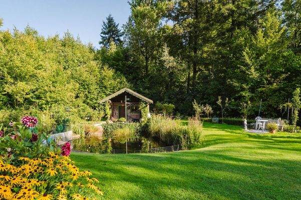 Weite Rasenflächen mit Teich – Raum für Entfaltung