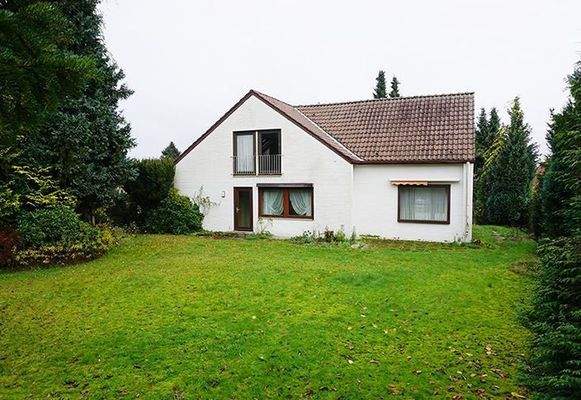 rückwärtiger Hausgiebel mit Ausblick in den Garten
