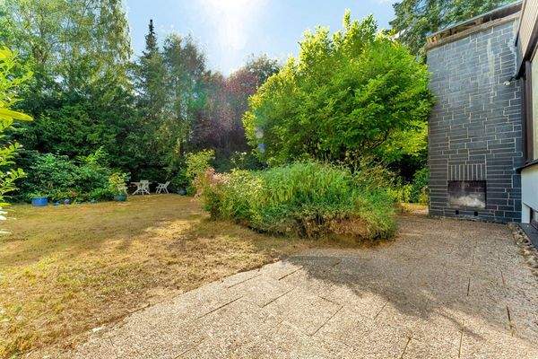 Blick auf den Garten und den Außenkamin