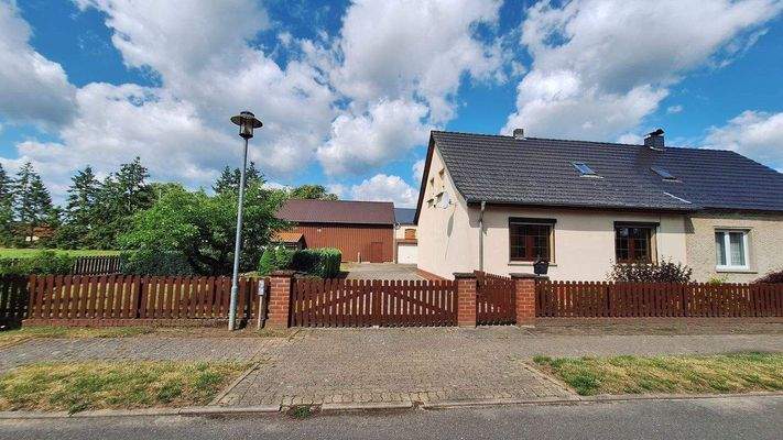 Zufahrt von der Straße 411.jpg