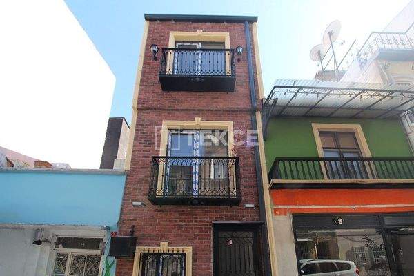 Renovated Building 600 Meters from the Sea in Fatih