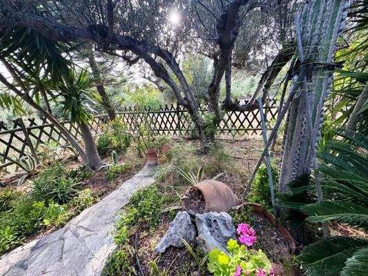 Südostkreta, Pilalimata: Steinhaus mit schönem Garten in Strandnähe zu verkaufen