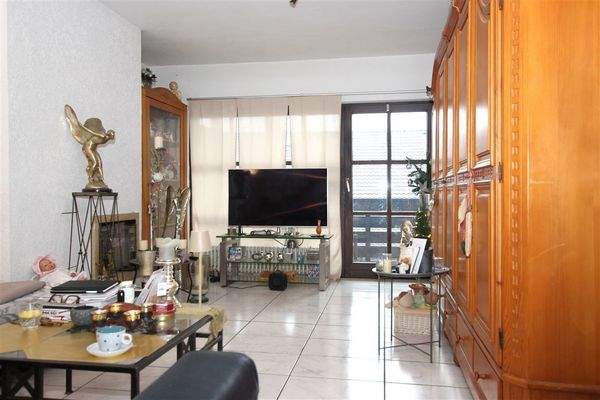  Wohnzimmer mit Blick auf Balkon