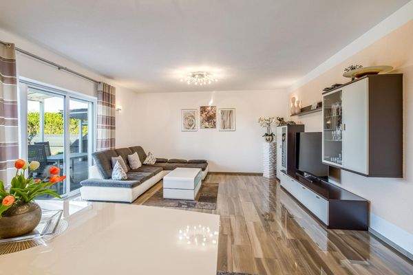 helles Wohn- und Esszimmer