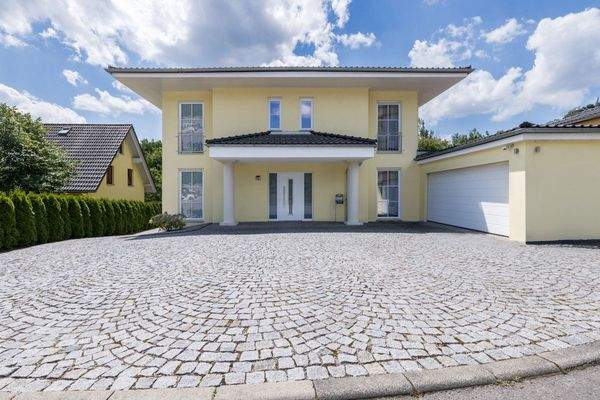 Außenansicht_Hof_Einfamilienhaus_Adelsberg_Chemnitzrbeitet-Bearbeitet