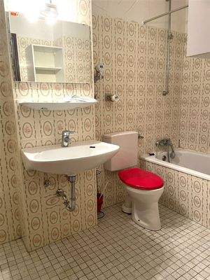 Badezimmer mit Waschmaschinenanschluss