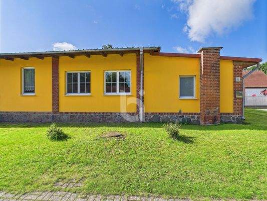 Front des Zuhauses 7