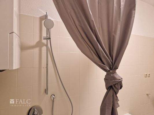 Badewanne mit Duschabtrennung