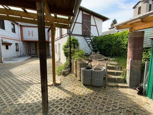 Blick zum Nebenaufgang - Seitengebäude