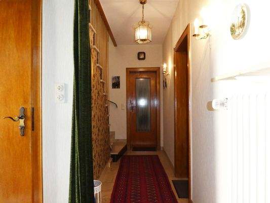 Kellerzugang und flur zur Küche