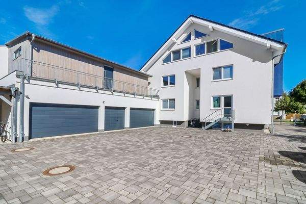 Hausrückansicht und Remise 