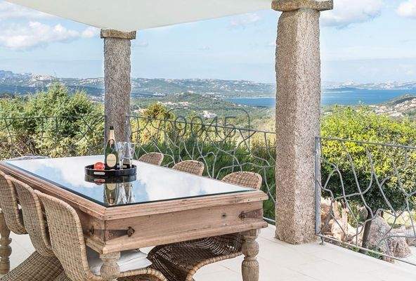 Exklusive Villa mit Meerblick, Pool und Dependance in Arzachena – Sardinien