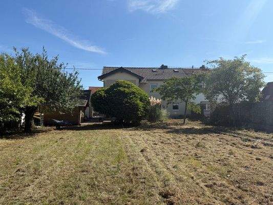 Hausansicht mit großzügigem Garten