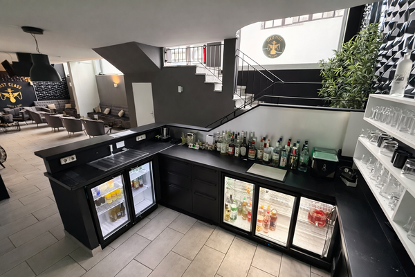 Barbereich und Treppenansicht