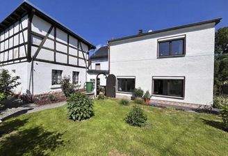 Blick vom Garten auf die Rückseite des Hauses