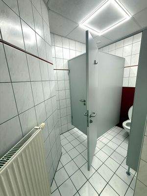 Toilettenkabine mit Kacheln