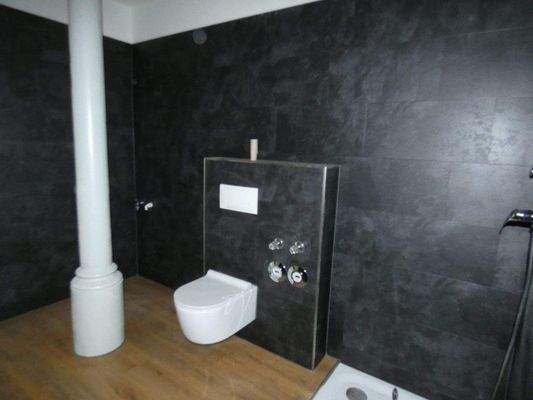 Bad mit Dusche und WC