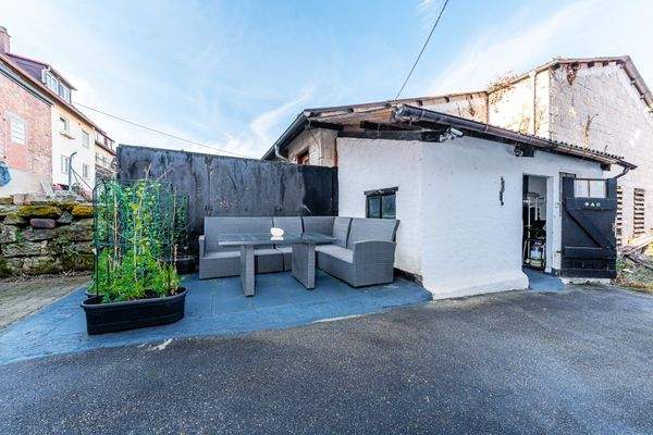 Terrasse mit kleiner Scheune