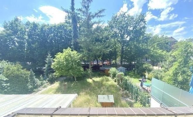 Sommerblick aus DG Wohnung über Garten und City