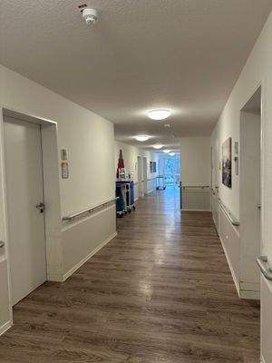 Flur Seniorenheim.jpeg