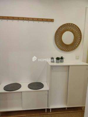 Flur mit Schuhschränken und Sitzbank