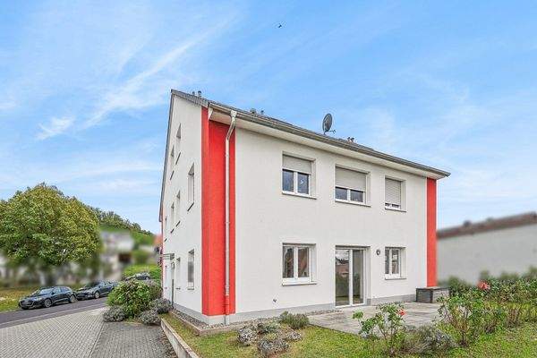 Hausansicht mit eigenem Garten