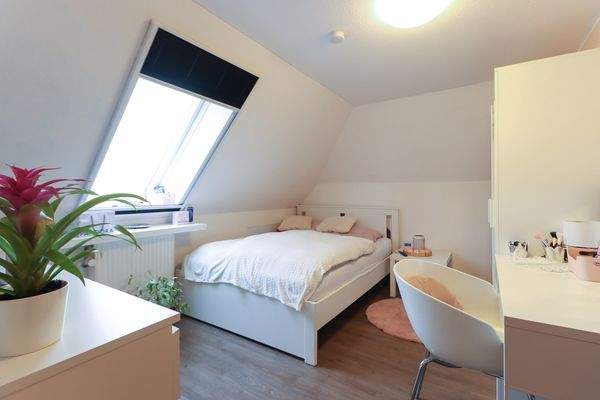 Zimmer 2 im Dachgeschoss...