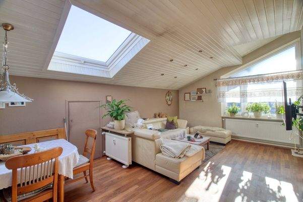 Wohnzimmer Blick zum Balkon