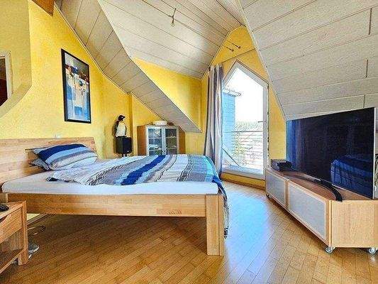 Schlafzimmer mit Zugang zum kleinen Balkon