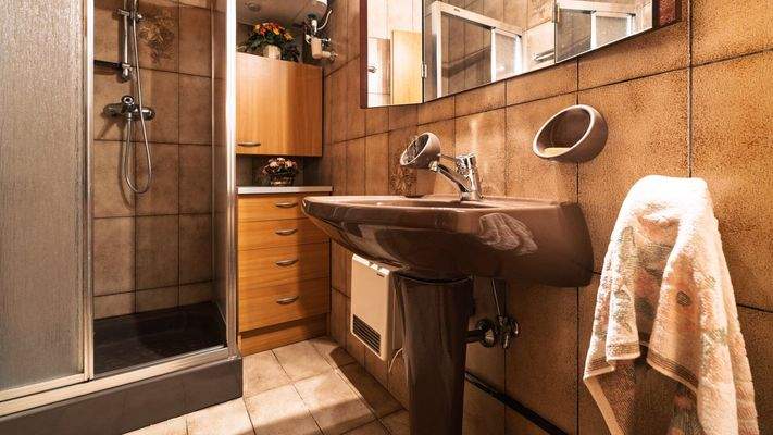 Badezimmer mit Dusche für 2. Wohnzimmer