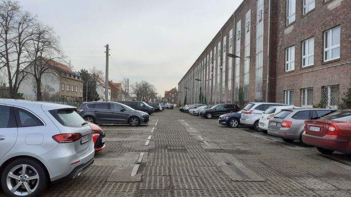 Parkplatz Lagerhalle Köthen.jpg