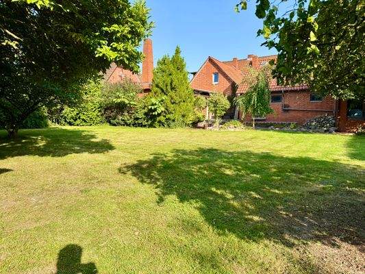 Rückwärtige Hausansicht und Garten