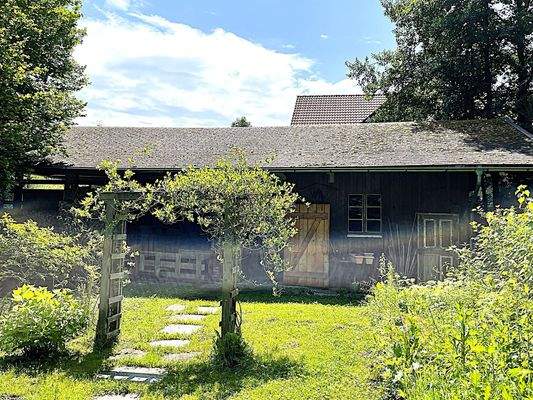 Blick zum Carport und zur Werkstatt