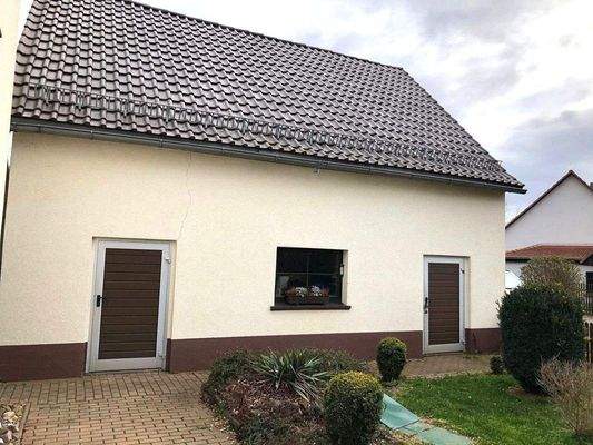 Nebengelass mit Garage