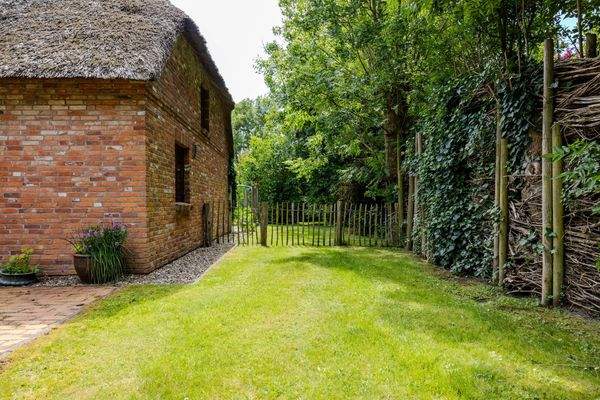 Garten mit Backsteinhaus