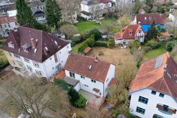 Luftbild des Grundstücks mit beiden Wohnhäusern