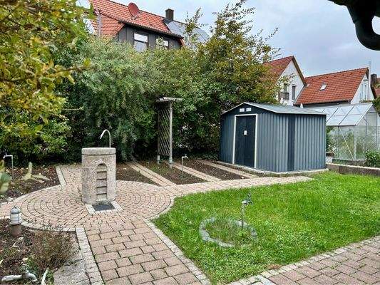 Gartenbereich mit Gartenhütte