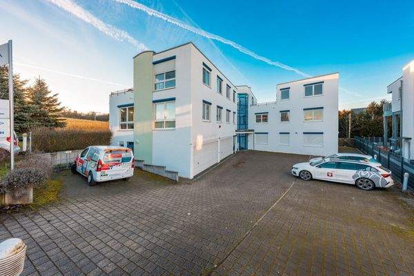 Ansicht Süd mit Stellplätzen