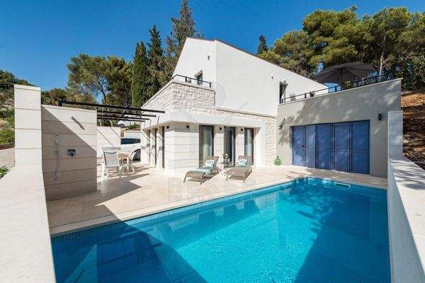 Ein Pool schmückt die atemberaubende Villa